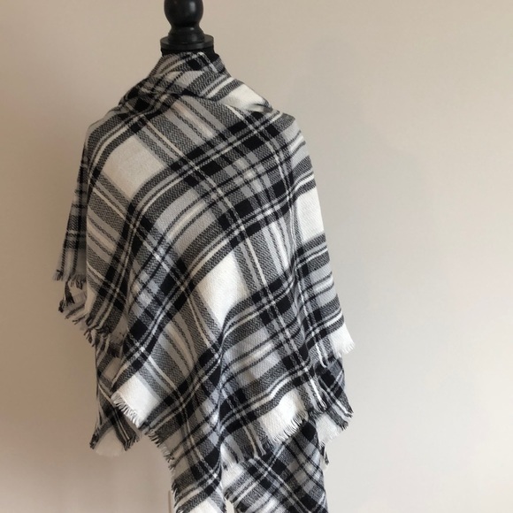 ModCloth blanket scarf white black, and grey B46 - Picture 4 of 8